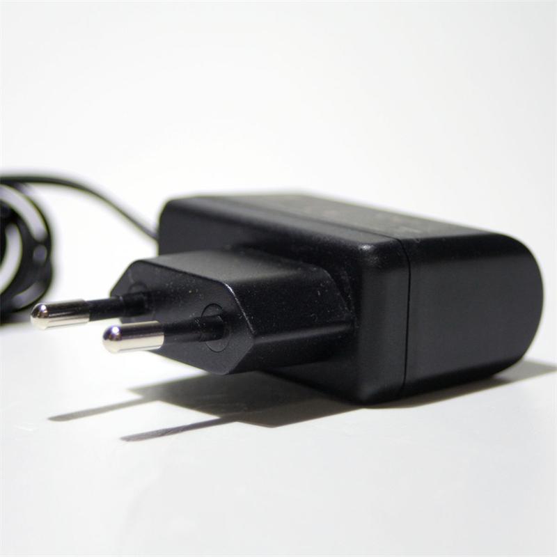 12V Mini-Amp, LED Trafo Netzteil Set 6W, Fusschalter, 6-fach-Verteiler :  : Baumarkt